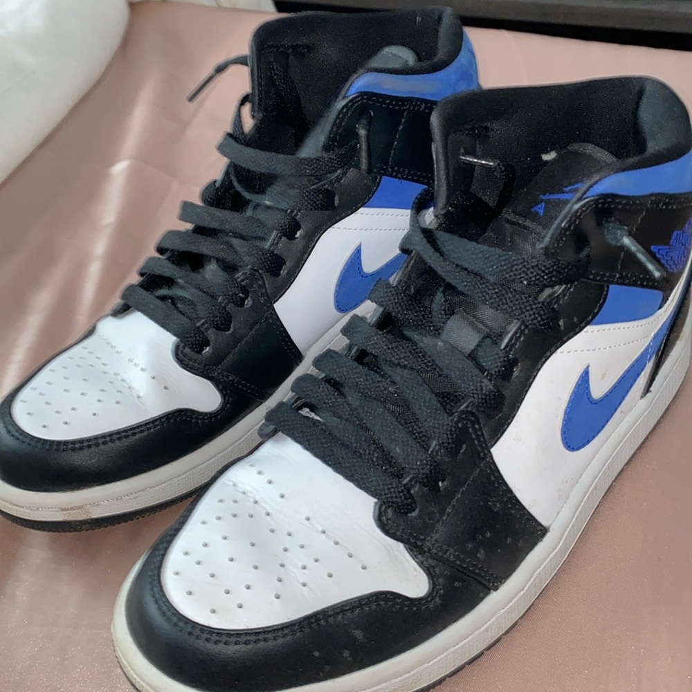 Air Jordan 1 mid. Men’s size 7.5, woman’s size 9
